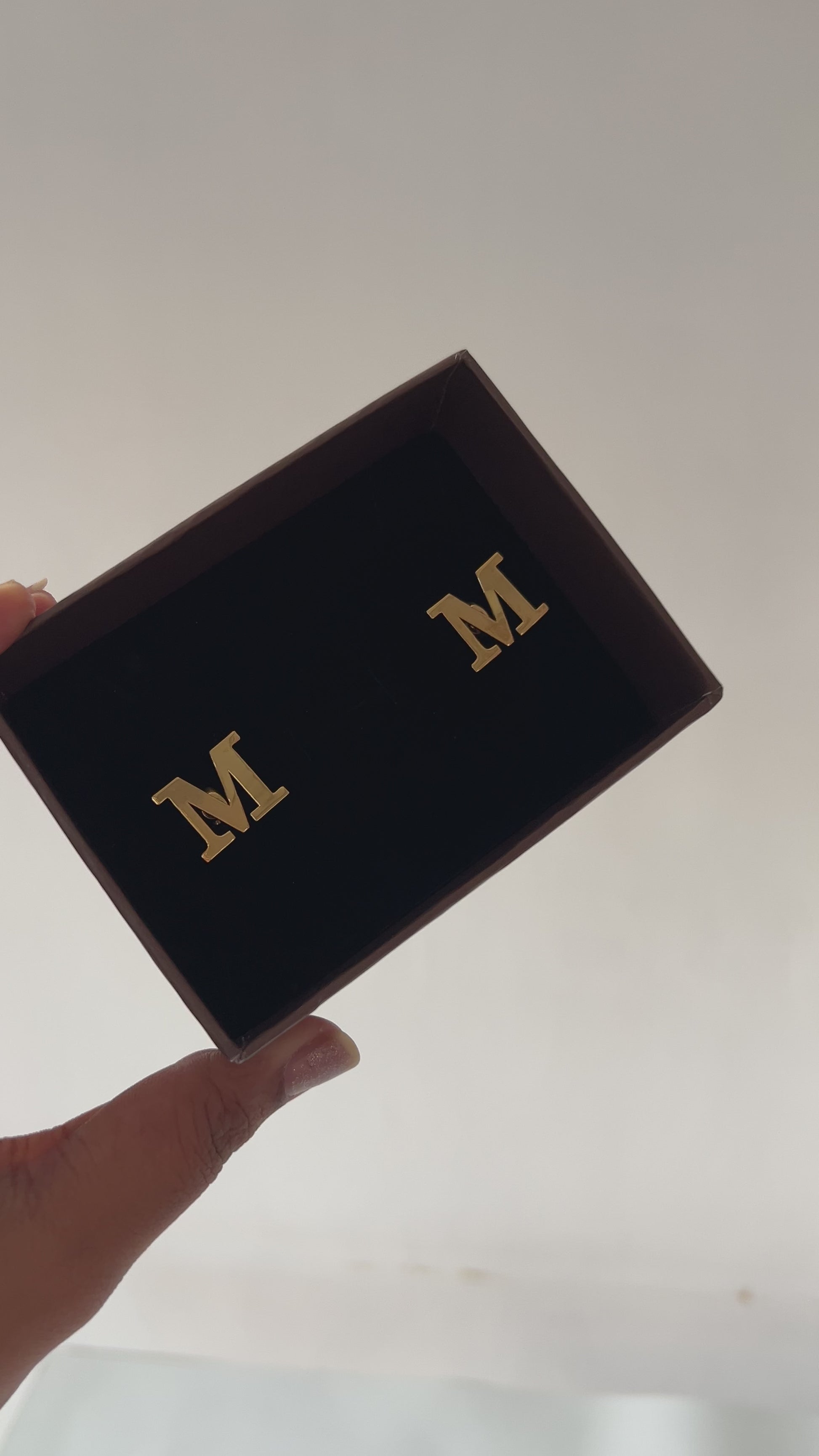 Single initial cufflink